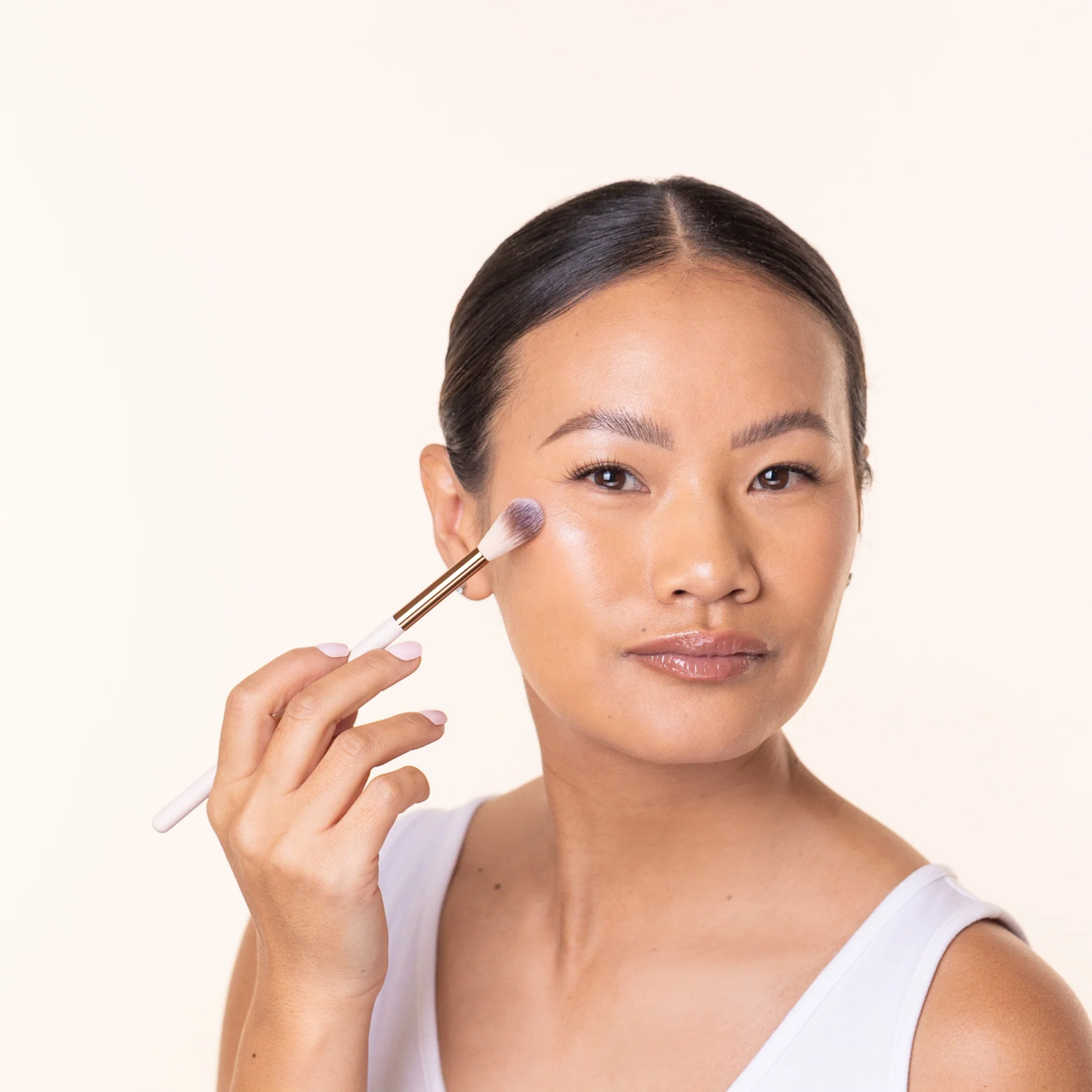 F04 - Precision Highlighter & Contour Brush - Image 2
